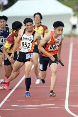 【男子１６００メートルリレー】白樺学園は第３走者の松本琢夢（左、３年）からアンカーの清水昴瑠（右、同）にバトンが渡る