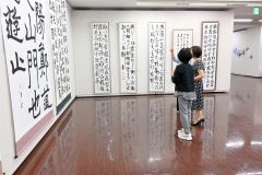 作品を見る来場者ら