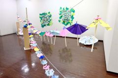 子ども達が文字を書き込んだ和傘も展示されている
