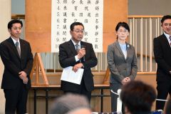 女性理事として組合員へ紹介される三上さん（右から２人目）