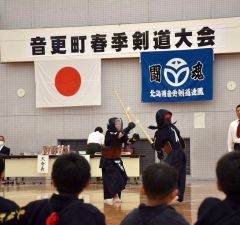優勝を目指して熱戦を繰り広げる剣士ら