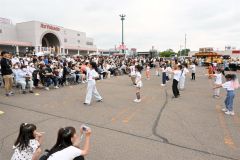 ダンスクラブや高校の吹奏楽部が会場を盛り上げた（１５日午前１１時半ごろ）