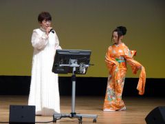 自慢の喉と踊りを披露する出演者