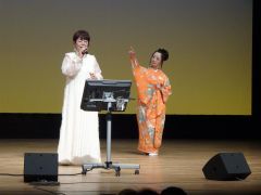 自慢の喉と踊りを披露する出演者