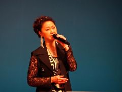 自慢の喉を披露する出演者
