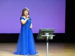 自慢の喉を披露する出演者