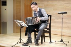 バンドネオンによる表現豊かな演奏を聴かせた早川さん