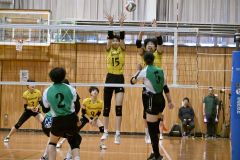 女子優勝に輝いた札幌山の手（黄色ユニホーム）。十勝出身の（右から）（４）鳥本志音、（１５）渡邊陽織、（８）伊藤幸芽らが活躍した（写真は旭川明成戦）