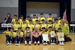 女子優勝の札幌山の手。鳥本（前列左から３人目）ら十勝出身選手が活躍した（提供）