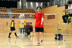 【北北海道。女子単準決勝】ポイントを奪い、気迫を見せる旭川実の杉野冬花（２年、手前、帯一中出）＝金野和彦撮影