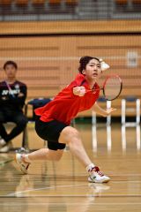 【女子シングルス・準決勝】打ち合う旭川実の杉野冬花（２年、帯一中出）＝金野和彦撮影