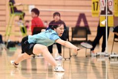 【女子シングルス・準々決勝】旭川実戦でシャトルに食らいつく帯南商の武下亜美（金野和彦撮影）