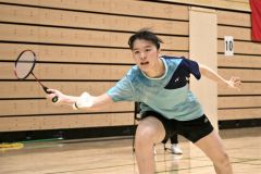 【女子シングルス・準々決勝】旭川実戦でシャトルに食らいつく帯南商の武下亜美（金野和彦撮影）