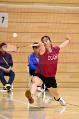 【女子シングルス・準々決勝】旭川実戦でネット際の攻防を見せる帯大谷の片山咲弥（金野和彦撮影）