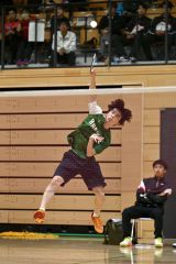 【北北海道・男子単２回戦】力強いスマッシュを放つ帯柏葉の下廉次郎（金野和彦撮影）