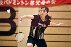 【女子シングルス・２回戦】旭川商戦でシャトルを打ち返す帯大谷の石原綾弓主将（金野和彦撮影）