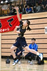 【女子シングルス・２回戦】旭川商戦でスマッシュを打つ帯大谷の石原綾弓主将（金野和彦撮影）