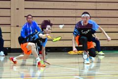 【男子ダブルス北北海道ブロック決勝・帯大谷－旭川実】第２ゲーム、旭川実のコートにスマッシュを打ち込む帯大谷の田部時生（右手前）と佐々木一成（金野和彦撮影）