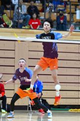 【男子ダブルス北北海道ブロック決勝・帯大谷－旭川実】第２ゲーム、旭川実のコートにスマッシュを打ち込む帯大谷の田部時生（右手前）と佐々木一成（金野和彦撮影）