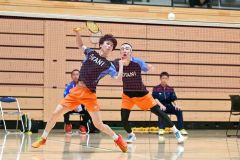 【男子ダブルス北北海道ブロック決勝・帯大谷－旭川実】第２ゲーム、旭川実のコートにシャトルを打ち込む帯大谷の田部時生（左）と佐々木一成（金野和彦撮影）