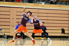 【男子ダブルス北北海道ブロック決勝・帯大谷－旭川実】第２ゲーム、旭川実のコートにシャトルを打ち込む帯大谷の田部時生（左）と佐々木一成（金野和彦撮影）