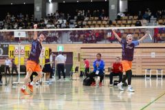 【男子ダブルス北北海道ブロック決勝・帯大谷－旭川実】第１ゲーム、旭川実からポイントを奪い、応援席の仲間にガッツポーズを見せる帯大谷の田部時生（左）と佐々木一成（金野和彦撮影）