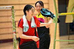 女子シングルス準決勝で勝利し、インターハイ出場を決めた旭川実の杉野冬花（２年、手前、帯一中出）。試合後、対戦相手の中島優衣奈（旭川商３年、同）と笑顔で健闘をたたえ合う（金野和彦撮影）