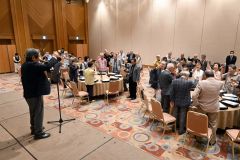 臼井さんの音頭で乾杯する１６期会