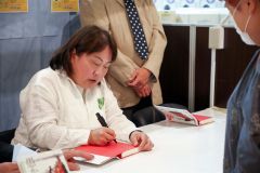 河崎さんが十勝のファンと交流　ザ・本屋さんでサイン会、恩師や同級生も 3
