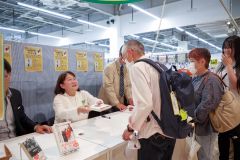 笑顔でファンと交流する河崎さん（平栗玲香通信員撮影）