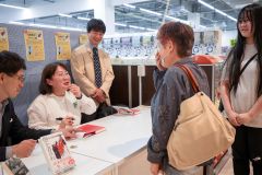 笑顔でファンと交流する河崎さん（平栗玲香通信員撮影）