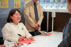 河崎さんが十勝のファンと交流　ザ・本屋さんでサイン会、恩師や同級生も