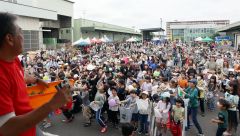１４００人来場　菓子まき楽しむ　「山忠祭」　音更