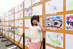 ホクレンみなみ野セルフＳＳ　牛の絵コンテ作品を展示