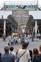 オープニングで「帯広若鳶会」により披露されたはしご乗り（１６日午前１０時５０分ごろ、須貝拓也撮影）