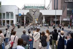 オープニングで「帯広若鳶会」により披露されたはしご乗り（１６日午前１０時５０分ごろ、須貝拓也撮影）