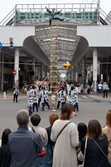 オープニングで「帯広若鳶会」により披露されたはしご乗り（１６日午前１０時５０分ごろ、須貝拓也撮影）