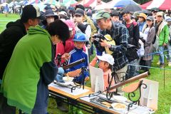 雨でもにぎわう八千代牧場まつり　乳製品の無料配布や牧草ロールころがしに笑顔