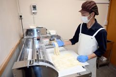「大樹製麺所」に配備された製めん機。十勝産小麦を使用した、打ち立ての平打ちめんを生産する