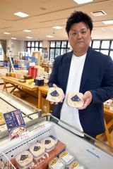 道の駅で販売している「海鮮アヒージョ」と三宅さん