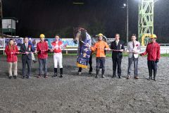 重賞4勝目を飾ったメクリスタルコルド。右から3番目が西弘美調教師