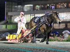力強い末脚で圧倒したクリスタルコルドと西謙一騎手(ばんえい十勝提供)