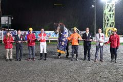 重賞4勝目を飾ったメクリスタルコルド。右から3番目が西弘美調教師