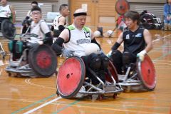 トライを目指して突進する加藤さん（中央）