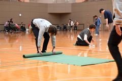 試合後には選手とボランティアがコートの清掃をした
