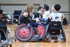 試合で激しいぶつかり合いをする池崎さん（左）ら