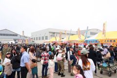 出店が並び来場者でにぎわう会場（助川かおる通信員撮影）