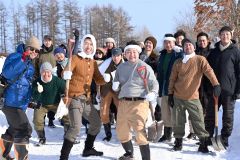 雪道を馬橇が走りやすいように青年団で整備する場面の撮影に臨んだ出演者、スタッフら