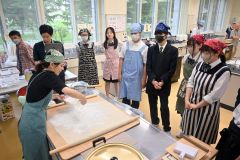 石川さんからそば打ちを学ぶ高校生