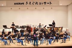 演奏する池田中学校吹奏楽部